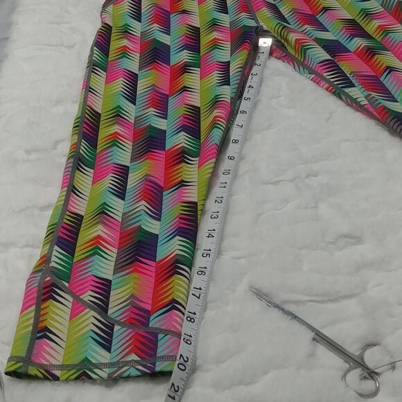 Fabletics Wild Print Capri Leggings M Polyester Stretch - Picture 9 of 11